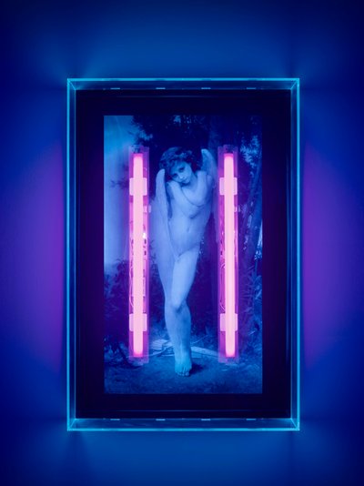 Ultraibolya Angyal, 2008 (Ultraibolya tinta plexiüveg dobozon, 2 ultraibolya neonfény) alkotó: Mat Collishaw
