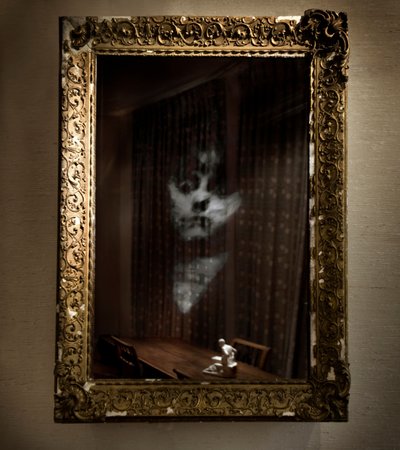 Women Under the Influence, 2009 (antik keret, kétirányú tükör, fa, acél, LCD képernyő és merevlemez) alkotó: Mat Collishaw