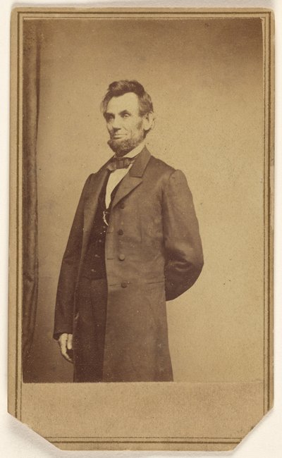 Abraham Lincoln állva, egyik karját a háta mögött tartva alkotó: Mathew B. Brady