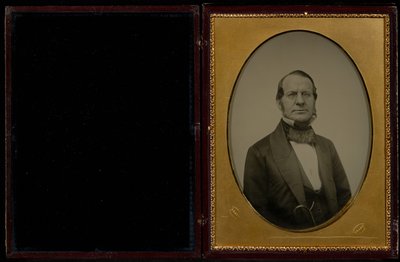Drótkeretes szemüveget viselő, pofaszakállas, azonosítatlan középkorú férfi portréja alkotó: Mathew B. Brady