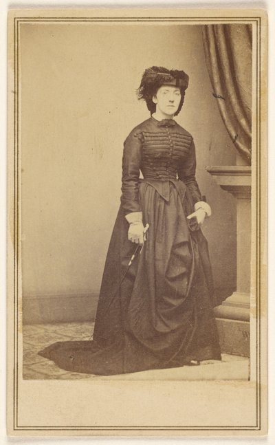 [Azonosítatlan nő kalapban és hosszú sötét ruhában.] alkotó: Mathew B. Brady