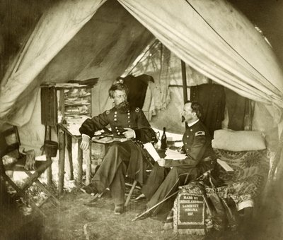 Jefferson C. Davis tábornok és egy sátorban ülő tiszt, 1861-es kocsma (fotó) alkotó: Mathew and studio Brady