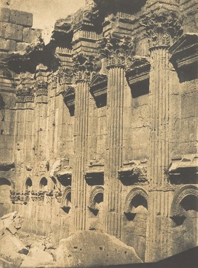 A Jupiter-templom Naos belső oszlopcsarnoka, Baâlbek Héliopolisban, 1850. szeptember 15. alkotó: Maxime Du Camp