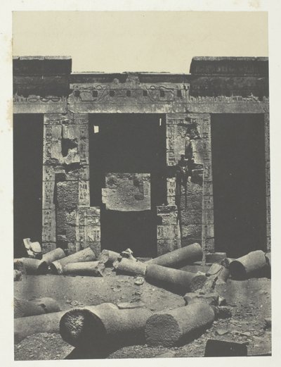 Medinet-Habou, a Ramses-Méiamoun-palota perisztíliájának keleti része; Théba alkotó: Maxime Du Camp