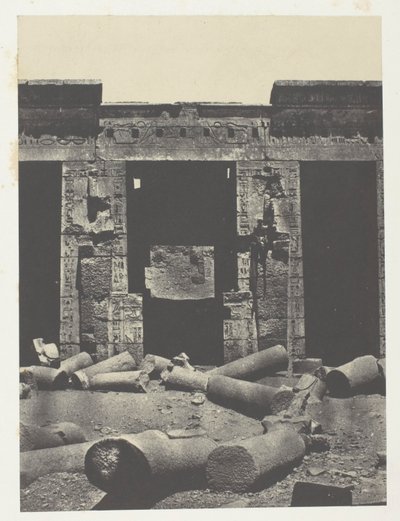Medinet-Habou, a Ramses-Méiamoun-palota perisztíliájának keleti része; Théba alkotó: Maxime Du Camp