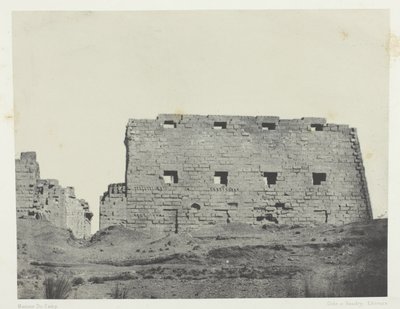 Karnak-palota, a délnyugati nagy pilonok; Théba alkotó: Maxime Du Camp