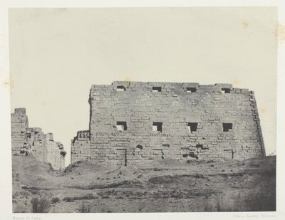 Karnak-palota, a délnyugati nagy pilonok; Théba alkotó: Maxime Du Camp