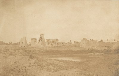 A karnaci palota Propylaea képe délkeletről, 1849-50. alkotó: Maxime Du Camp