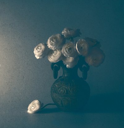 Klasszikus ranunculus-csendélet alkotó: May G