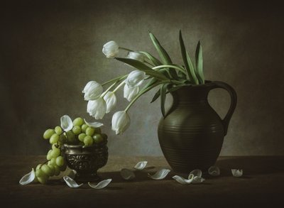 Fehér tulipánok és szőlő alkotó: May G