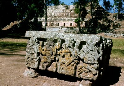 Q oltár a felkelő nap királyának koronázásával, i.sz. 776 alkotó: Mayan