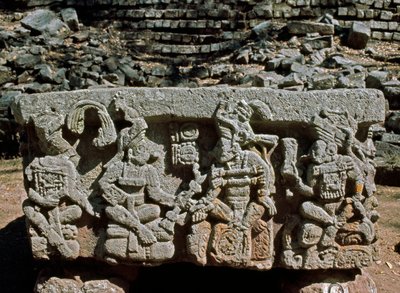 Q oltár a felkelő nap királyának koronázásával, i.sz. 776 alkotó: Mayan