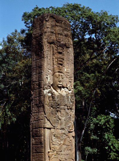 A nagy téren lévő E sztélé részlete alkotó: Mayan
