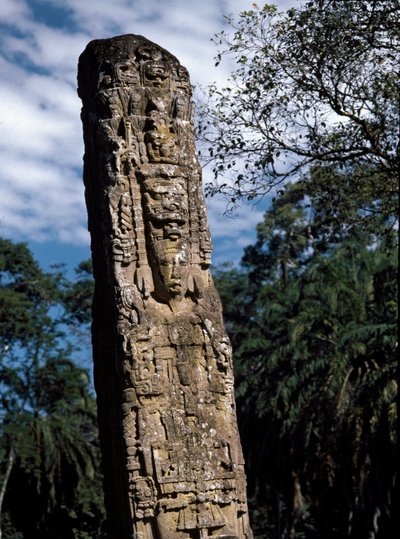 A nagy téren lévő F sztélé részlete alkotó: Mayan