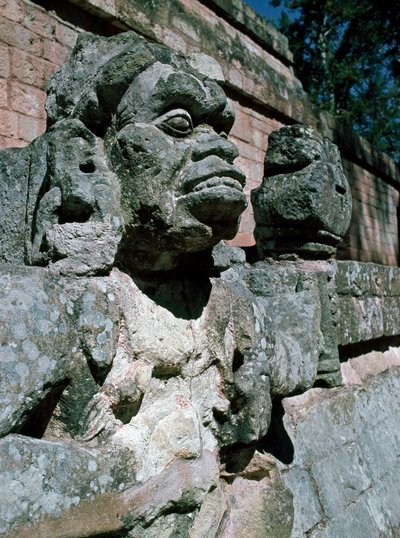 Kőszobrok – 11-es templom alkotó: Mayan