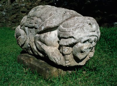 Egy gres-tömbbe faragott zoomorf oltár alkotó: Mayan