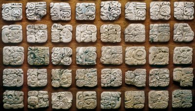 Maja naptár (320-1697) különböző jelekből (vésett kövekből) áll alkotó: Mayan Mayan