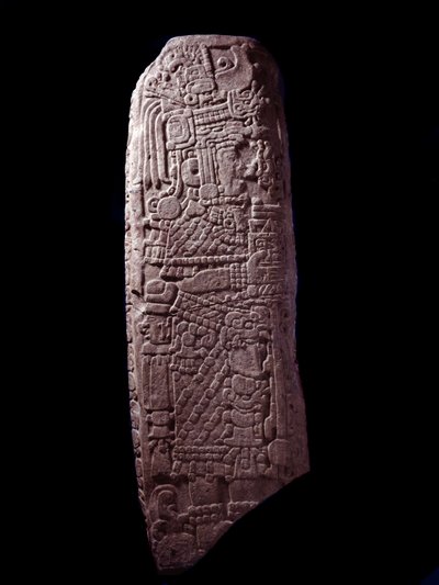 Prekolumbiai művészet, maja civilizáció, kezdeti klasszikus korszak: 5. kősztélé El Zapote-ból, Petenből, Guatemalából. Nap. h. 127 cm Guatemala, Museo Nazionale di Archeologia e Etnologia – Kolumbusz előtti művészet, maja civilizáció, klasszikus korszak ( alkotó: Mayan Mayan