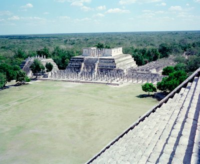 Kolumbiai előtti civilizáció: kilátás Chichen Itza helyére a Yucatan régióban. Maja civilizáció, klasszikus korszak és maja reneszánsz, i.sz. 750-1200. Mexikó alkotó: Mayan Mayan