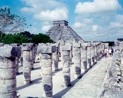 Kolumbiai előtti civilizáció: kilátás Chichen Itza helyére a Yucatan régióban. Maja civilizáció, klasszikus korszak és maja reneszánsz, i.sz. 750-1200. Mexikó alkotó: Mayan Mayan