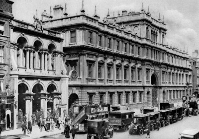 Burlington Arcade bejárata és a Királyi Akadémia háza, Piccadilly, 1926-1927. alkotó: McLeish