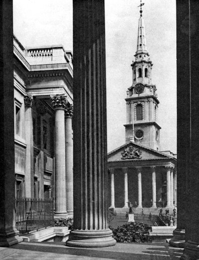 St Martin-in-the-Fields a National Gallery oszlopai között látható Londonban, 1926-1927. alkotó: McLeish