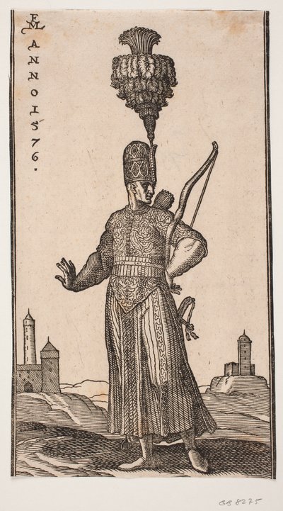 Álló katona, elölnézet, h.-ra fordított fej; karján íjat, hátán tegezt, oldalán kardot hord; jobb karját kacéran nyújtja hátra; hátul azaz és t.v. két erődszerű épület alkotó: Melchior Lorck