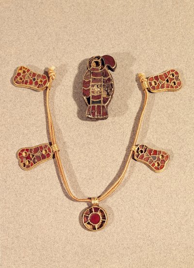 Sas alakú bross és nyaklánc, 4-6. század (arany és cloisonne zománc) alkotó: Merovingian