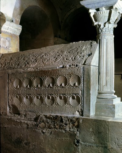 Meroving művészet: Theodechilde (vagy Telchide) apátnő kenotáfuma (meghalt i.sz. 662-ben). Kőből készült temetkezési emlékmű. Jouarre-i apátság (Seine és Marne) alkotó: Merovingian