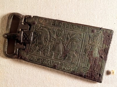 Meroving művészet: A burgundi királyság bronz övcsatja (barbár nép), amely Danielt ábrázolja az oroszlángödörben. 550-626. Franche-Comte-ból. Nemzeti Régészeti Múzeum, Saint Germain en Laye alkotó: Merovingian Merovingian