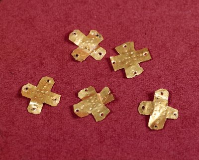 Meroving művészet: kis keresztek aranyból. 6. század. Saint Germain en Laye Nemzeti Régészeti Múzeuma alkotó: Merovingian Merovingian