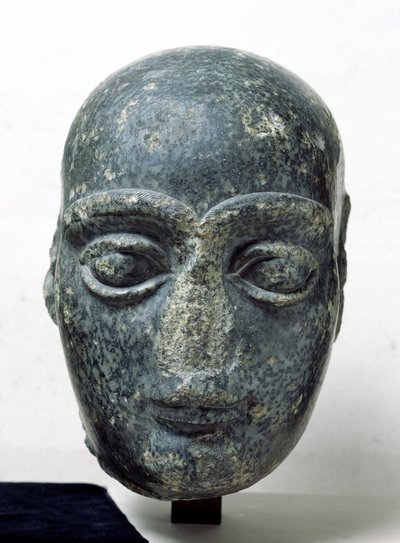 Gudea néven ismert férfi feje borotvált fejjel, Tellohból (Ősi Girsu), neo-sumériai, Kr.e. 2120 körüli (diorit) alkotó: Mesopotamian