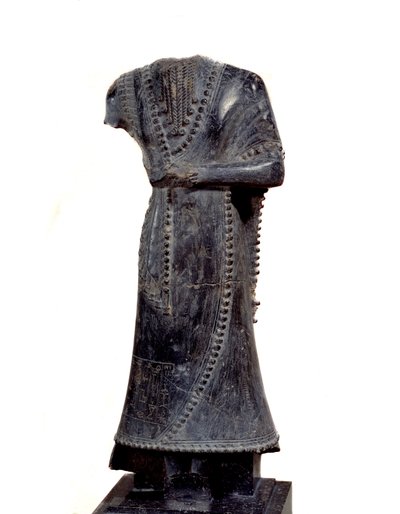 Mezopotámia: Idi-Ilum, Mari kormányzójának szteatitból készült acephal szobra, amelyet Istar istennőnek szenteltek. Kr.e. 1800 kb. V 0,41 m Párizs, Louvre Múzeum alkotó: Mesopotamian