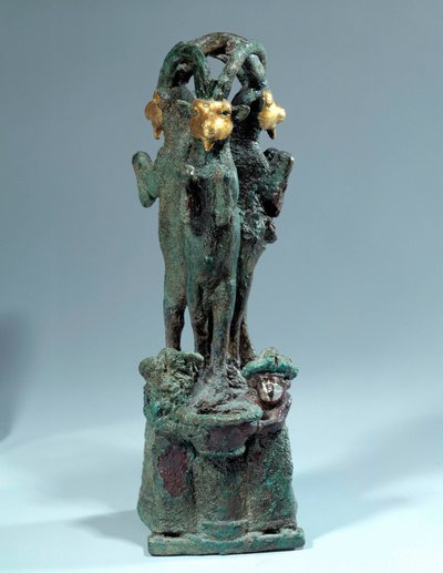 Mezopotámia: ezüst, bronz és arany csészetartó három kőszálú kecske formájú. Kr.e. 18. század. Babilon 1. dinasztiája. Larsától. Párizs, Louvre Múzeum alkotó: Mesopotamian