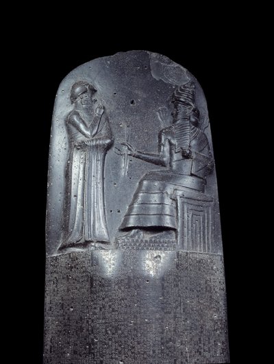 Mezopotámia: Hammurapi (vagy Hammourabi) törvénykönyvének diorit sztéléje. Ékírásos feliratok borítják, tetején pedig Hammurapi király áll Mezopotámia napistene, Shamash, az Igazságosság istene előtt. Ez az egyik legrégebbi darab o alkotó: Mesopotamian