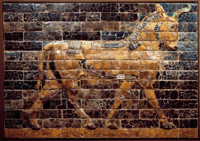 Mezopotámia: „” bika mozgásban””. Zománcozott csempék az Ishtar-kapuból. Babilon (Irak) II. Nabukodonozor király idejében. Iraki Nemzeti Múzeum Irak alkotó: Mesopotamian Mesopotamian
