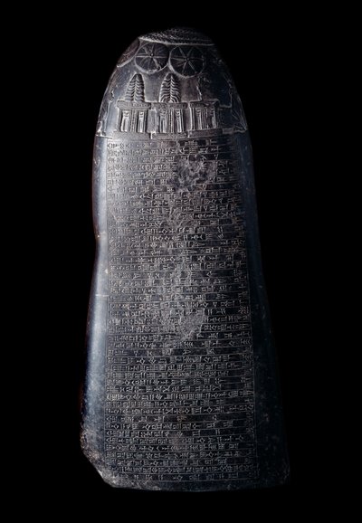 Mezopotámia: Marduk sapik zari király (Marduk-sapik-zari) (Kr. e. 1082-1070) kudurru fekete mészkőben (sztélé, amelyet Babilon kaszita uralkodói által családtagoknak vagy magas rangú személyeknek adományozott földadományok támogatására használtak). A felir alkotó: Mesopotamian Mesopotamian