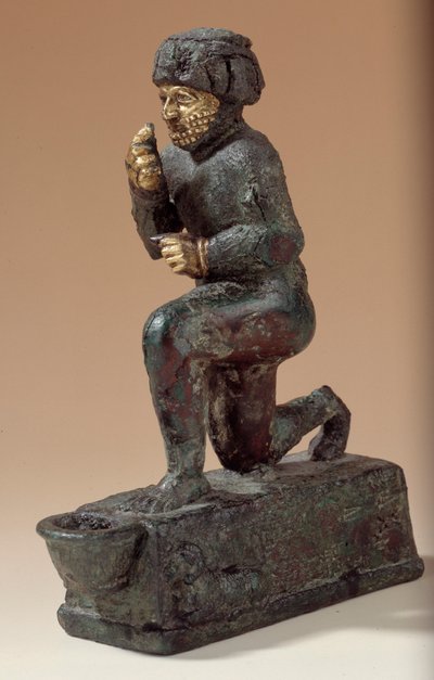 Mezopotámia: Ezüst, bronz és arany szobor térdelő hódolóról, ex-voto, amelyet Amurru istennek szenteltek Hammurapi életéért. Kr.e. 1800. Larsa oldaláról. Párizs, Louvre Múzeum alkotó: Mesopotamian Mesopotamian