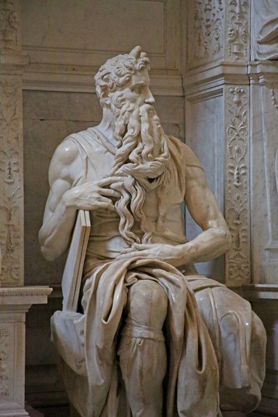 Mózes részlete II. Julius sírjából, 1515-ös márvány alkotó: Michelangelo Buonarroti