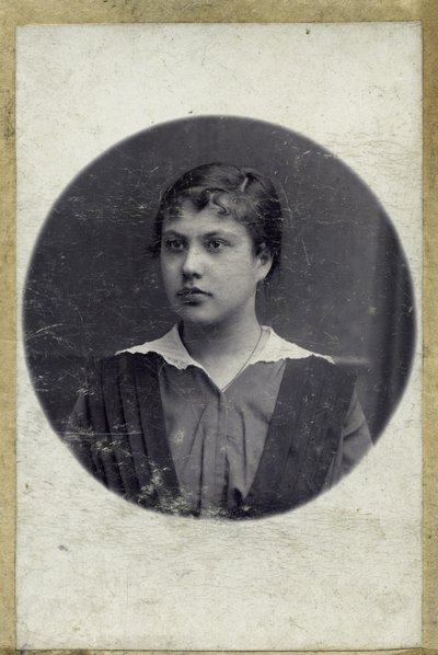 Vintage portré egy fiatal lányról. A felvétel készült 1914 körül év (fotó) alkotó: Mikhail Pogosov