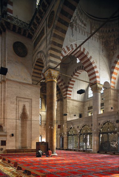 A Szulejmán-mecset belseje alkotó: Mimar Sinan