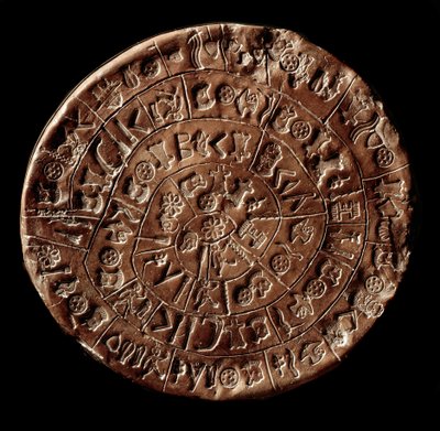 Phaistos korongja (Phaistos Disk, Phaestos Disc) (minószi művészet - Kr.e. 1700 - 1600) hieroglifákkal borítva. alkotó: Minoan