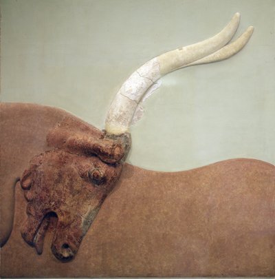 Minószi művészet. Egy vadászott bikát ábrázoló gipszdomborműves freskó töredéke. A knósszosi minószi palotából. Kr.e. 1600-1450. Régészeti Múzeum, Herakleion, Kréta. alkotó: Minoan