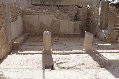 Phaistos minószi régészeti lelőhelye. A királynő Megaronja (azaz a királynő lakásai). Phaistos királyi apartmanjai közül a legdélibb. A padlót gipszlappal burkolták, a hézagot kitöltő vörös vakolattal. thr benchez is gipszet használtak alkotó: Minoan