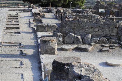 Phaistos minószi régészeti lelőhelye. A nyugati szárny szentélyeinek általános képe a központi udvar mentén az északi szárnyból. Kétféle szentély volt: „Padszentély” és „Lutrális medence”. A „pad szentély” egy kicsi és téglalap alakú szoba volt, alacsony b alkotó: Minoan
