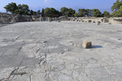 Phaistos minószi régészeti lelőhelye. A központi udvar, a Minoen-palota alapvető építészeti eleme. Ez egy mag, amely köré a különböző szárnyak vannak beállítva. Ez a központi udvar a régi palota idejében épült (Kr. e. 1900-1700). ban is használták alkotó: Minoan