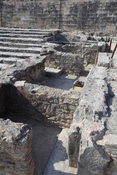 Phaistos minószi régészeti lelőhelye. A háromoldalú szentély. Ez a szobakomplexum a palota előtt egy kis szentély volt. Phaistos, Kréta. alkotó: Minoan