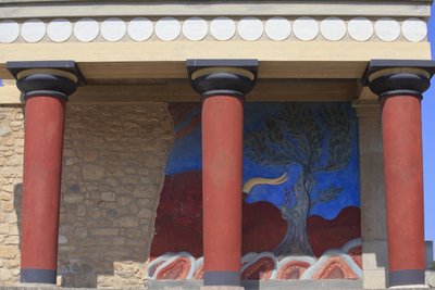 Minoen Knósszosz régészeti lelőhelye. Északi bejárat, északi pillér Hall. Arthur Evans által rekonstruált bástya, ahová egy bikát ábrázoló restaurált domborműves freskó másolatát helyezte el. Knossos, Kréta. alkotó: Minoan
