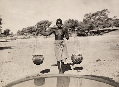 „Birodalom építése” a fasiszta korban: Cunama nő vizet cipelő, 1936.09.05. (f/w fotó) alkotó: Modestino Baldinetti