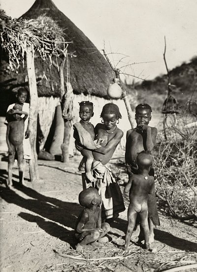 „Birodalom építése” a fasiszta korban: egy fiúcsoport a Tacruri törzsből, 1936.09.05. (f/w fotó) alkotó: Modestino Baldinetti